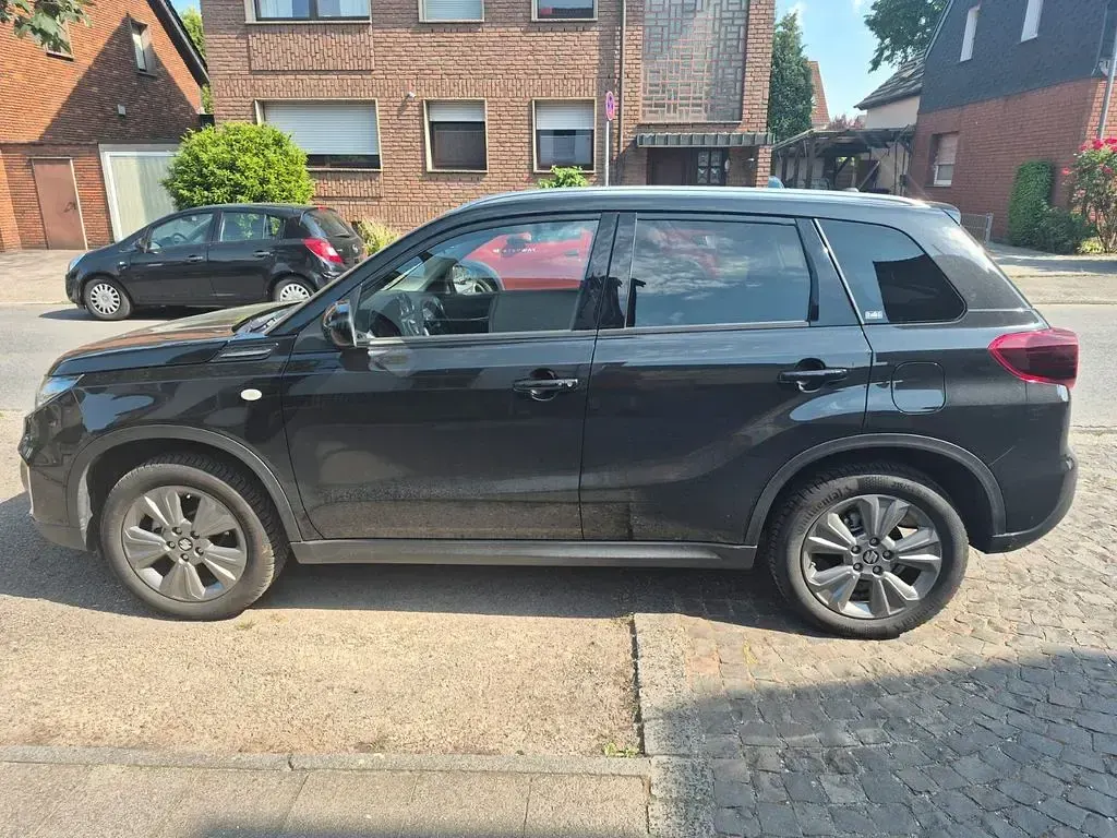 Gebraucht Suzuki Vitara Comfort 102 PS (75 kW) 2023 Schwarz SUV