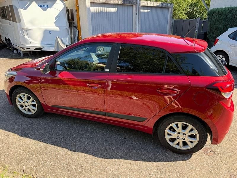 Rot Gebraucht 2017 Hyundai i20 Passion Kleinwagen | 9.600 € (Fairer Preis) - Bild 1/4