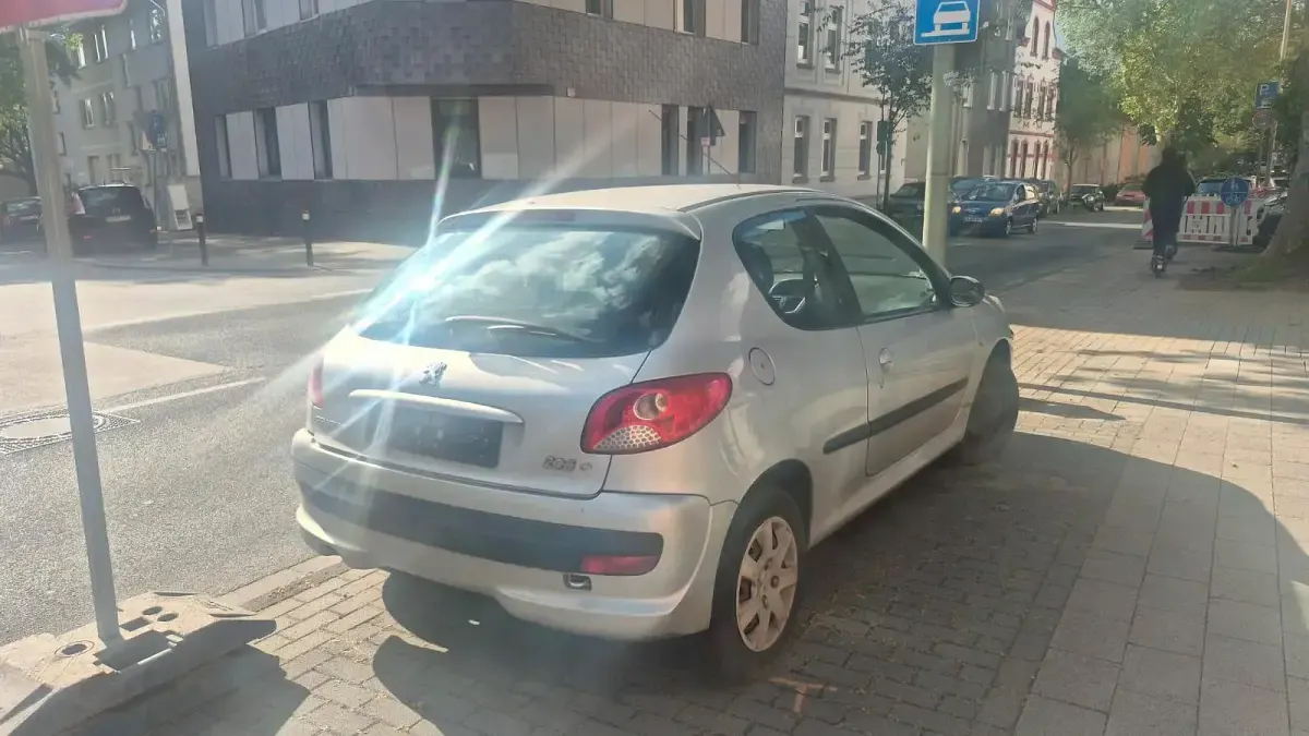 Gebraucht Peugeot 206+ 75 PS (55 kW) 2011 Silber Kleinwagen