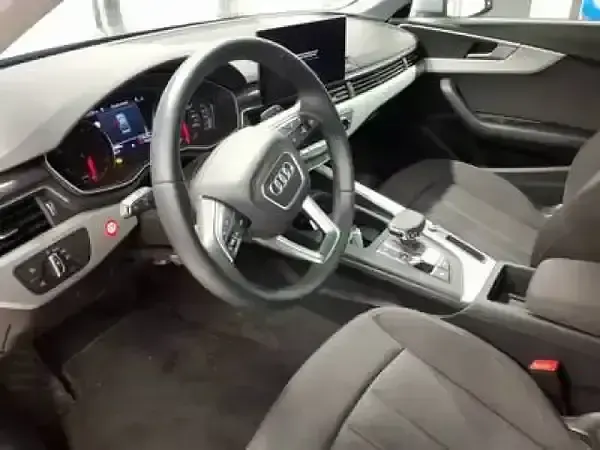 Używany Audi A4 Advanced 163 KM (119 kW) 2025 Srebrny Sedan/Limuzyna