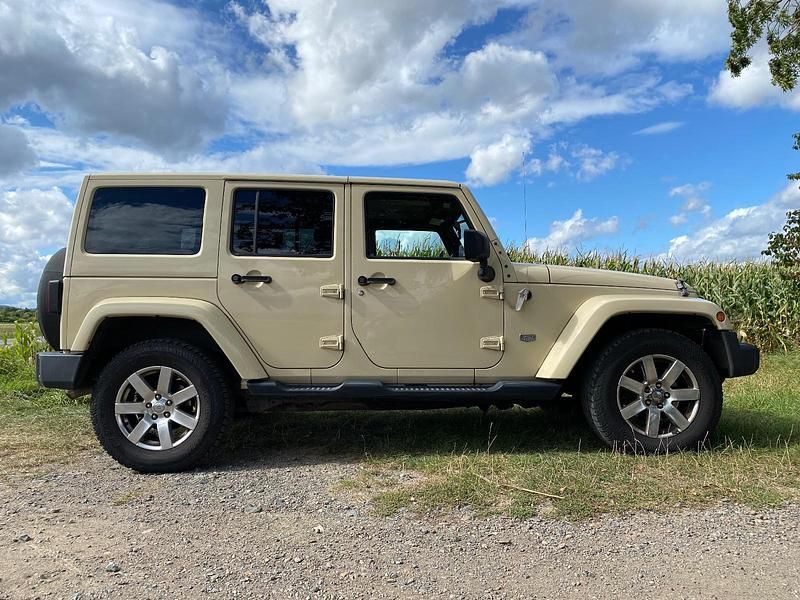 Beige Gebraucht 2011 Jeep Wrangler Unlimited SUV | 18.100 € (Fairer Preis) - Bild 1/4
