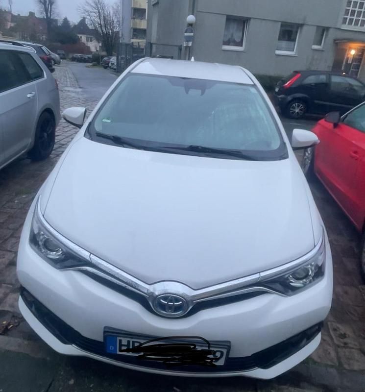 Weiß Gebraucht 2016 Toyota Auris Hybrid Edition-S Limousine | 13.000 € (Fairer Preis) - Bild 1/4