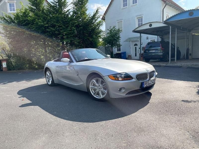 Silber Gebraucht 2004 BMW Z4 Sport Line Cabrio | 10.390 € (Fairer Preis) - Bild 1/4