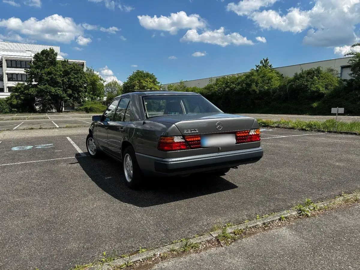 Gebraucht Mercedes E230 132 PS (97 kW) 1989 Grau Limousine