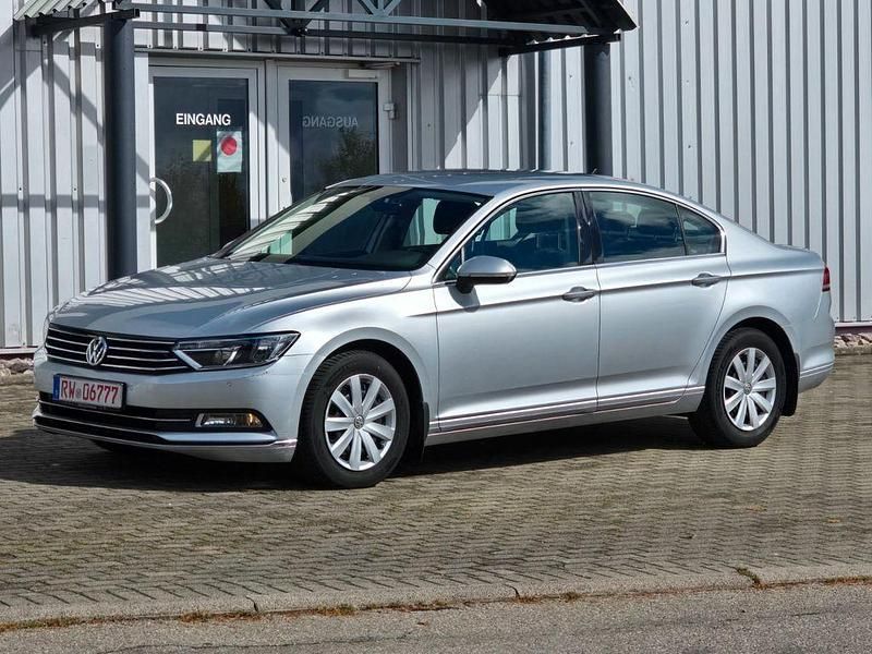 Silber Gebraucht 2016 VW Passat Comfortline Limousine | 12.890 € (Superpreis) - Bild 1/4