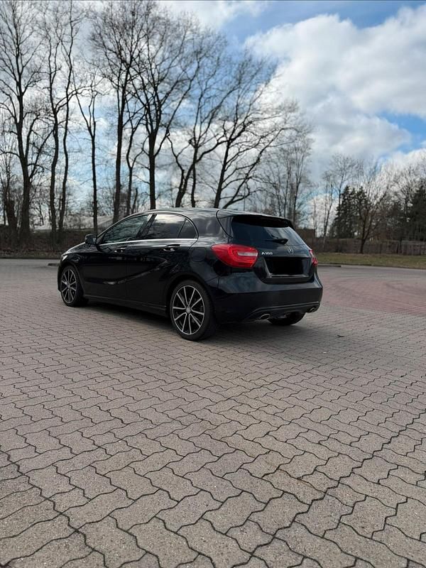 Gebraucht Mercedes A180 122 PS (89 kW) 2015 Schwarz Limousine
