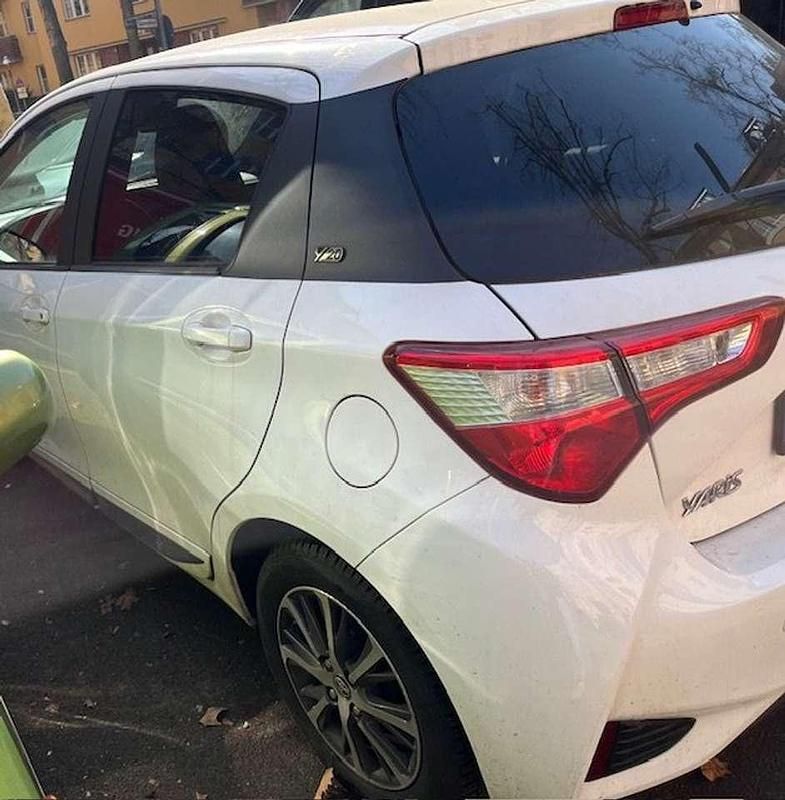 Weiß Gebraucht 2020 Toyota Yaris Team Limousine | 14.000 € (Guter Preis) - Bild 1/4