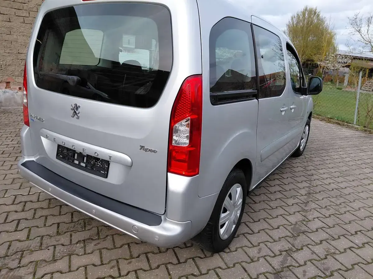 Gebraucht Peugeot TePee Tendance 120 PS (88 kW) 2011 Silbermet Kombi