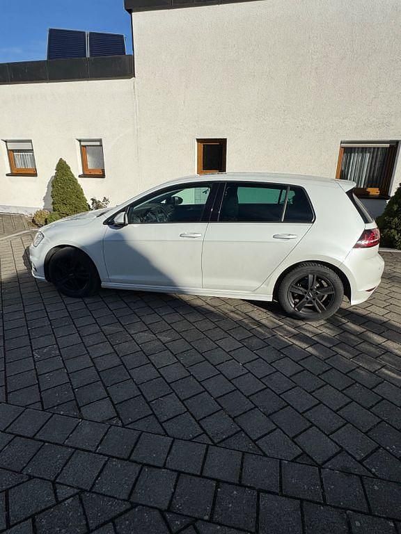 Gebraucht VW Golf VII LOUNGE 150 PS (110 kW) 2015 Weiß Limousine