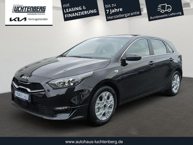 Weiß Neu 2025 Kia Ceed Vision Limousine | 23.280 € (Superpreis) - Bild 1/4