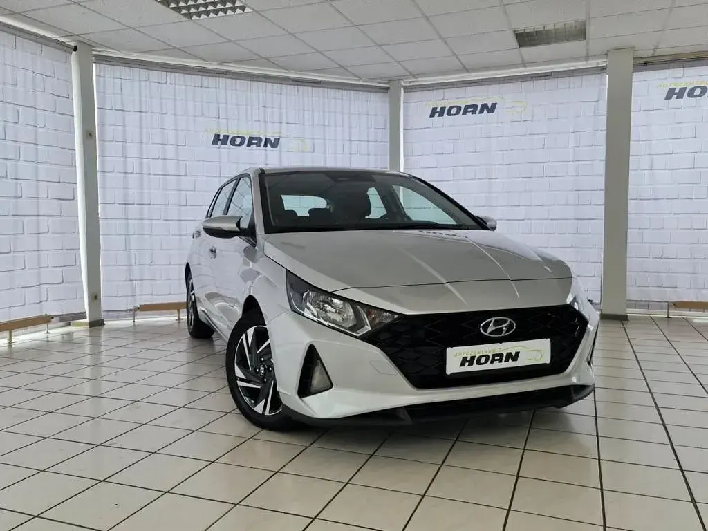 Gebraucht Hyundai i20 101 PS (74 kW) 2023 Sleek silver / met Kleinwagen