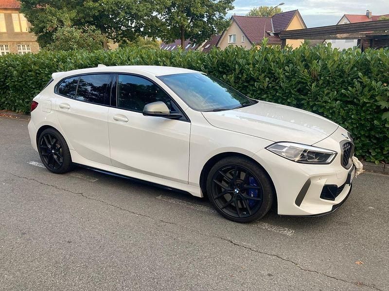Weiß Gebraucht 2021 BMW M135 M Sport Kleinwagen | 29.850 € (Superpreis) - Bild 1/4