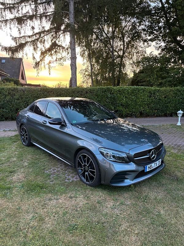 Grau Gebraucht 2018 Mercedes C220 AMG line Limousine | 28.500 € - Bild 1/4