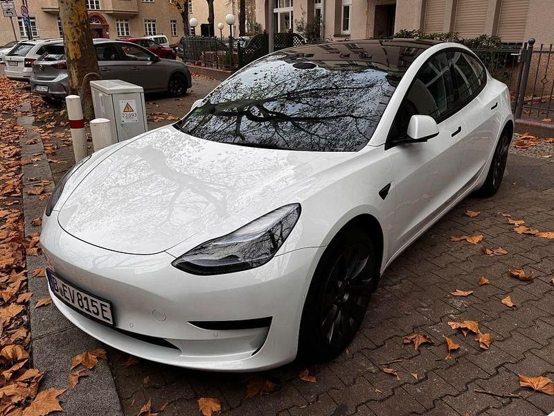 Weiß Gebraucht 2022 Tesla Model 3 RWD Limousine | 24.950 € (Guter Preis) - Bild 1/4