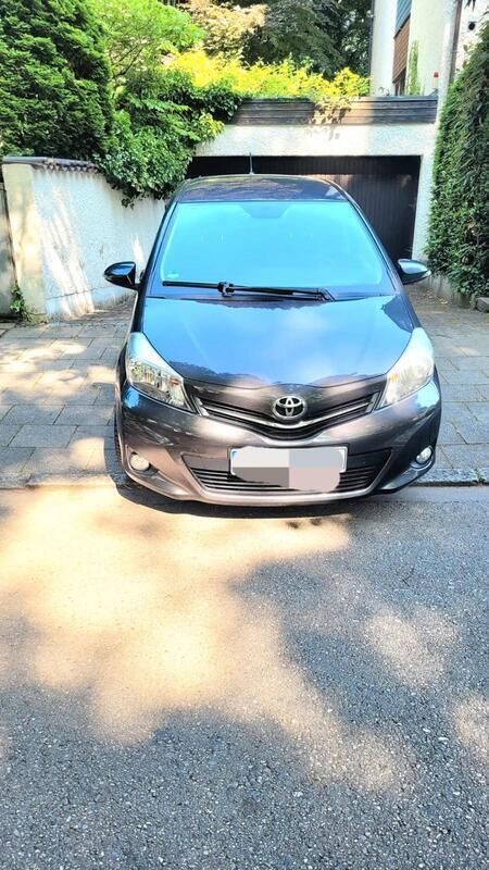Grau Gebraucht 2012 Toyota Yaris Life Limousine | 7.399 € (Etwas zu teuer) - Bild 1/4