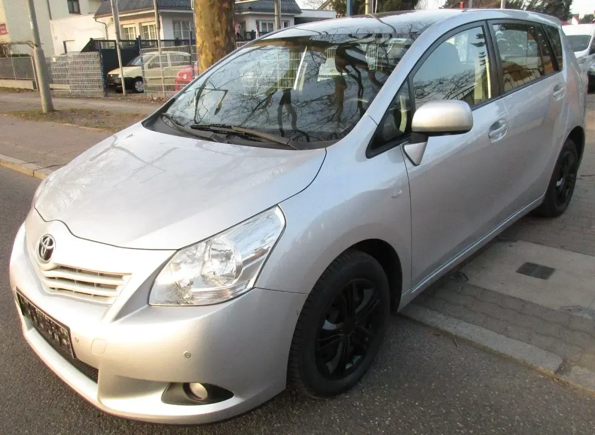 Gebraucht Toyota Verso Life 126 PS (92 kW) 2011 Grau Van / Kleinbus