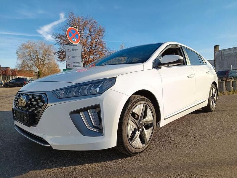 Ceramic white Gebraucht 2022 Hyundai Ioniq Style Kleinwagen | 15.800 € (Superpreis) - Bild 1/4