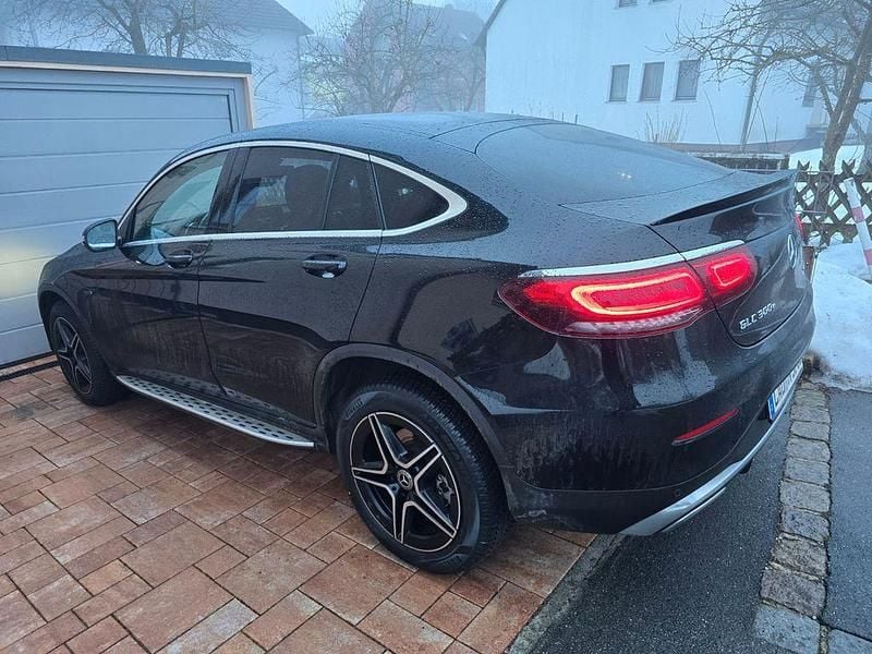 Gebraucht Mercedes GLC300e AMG 211 PS (155 kW) 2021 Schwarz Coupé