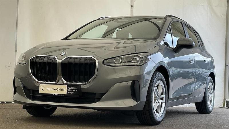 Skyscraper grau metallic Gebraucht 2024 BMW 218 Active Tourer Luxury Line Van / Kleinbus | 26.999 € (Superpreis) - Bild 1/4