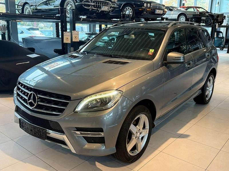 Grau Gebraucht 2013 Mercedes ML250 AMG line SUV | 13.850 € (Superpreis) - Bild 1/4
