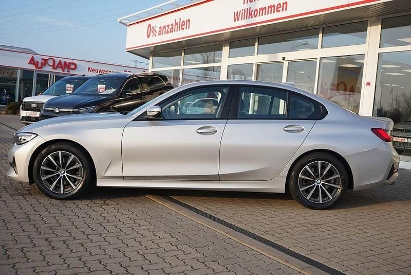 Gebraucht BMW 320 Advantage 184 PS (135 kW) 2019 Glaciersilber metallic Limousine