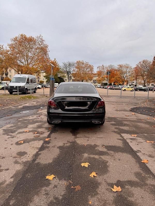 Gebraucht Mercedes E220 AMG line 194 PS (142 kW) 2017 Schwarz Limousine