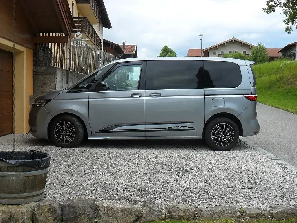 Gebraucht VW Multivan 150 PS (110 kW) 2024 Grau Van / Kleinbus