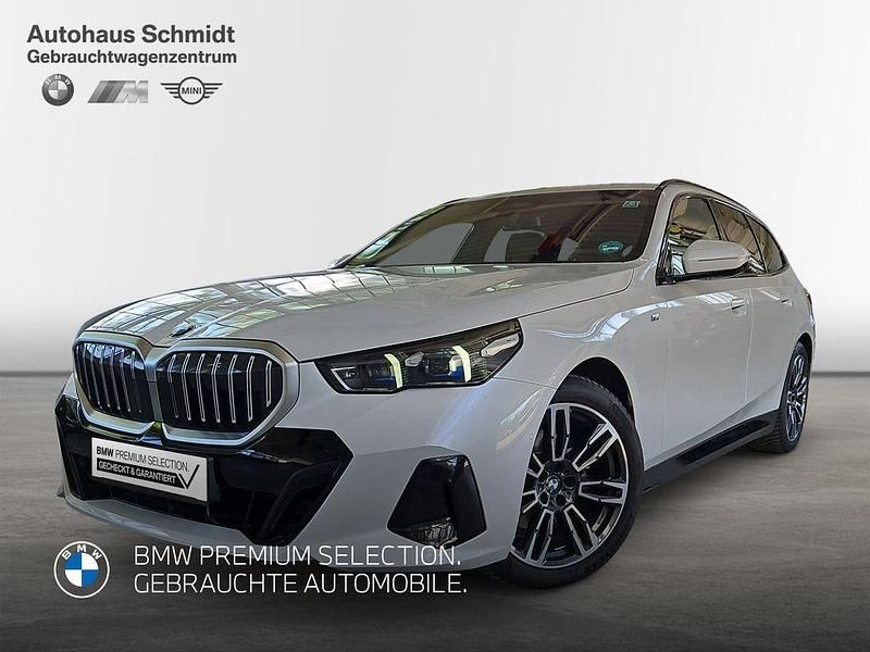 Mineralweiß Gebraucht 2024 BMW 520 M Sport Kombi | 49.160 € (Guter Preis) - Bild 1/4