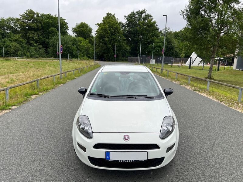 Weiß Gebraucht 2012 Fiat Punto More Kleinwagen | 2.299 € (Superpreis) - Bild 1/4