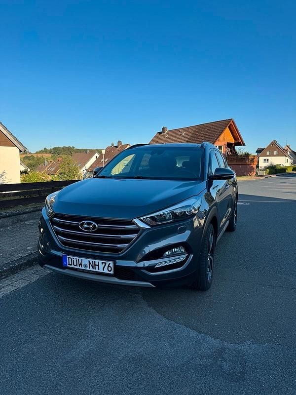Grau Gebraucht 2018 Hyundai Tucson Premium SUV | 15.990 € (Fairer Preis) - Bild 1/4
