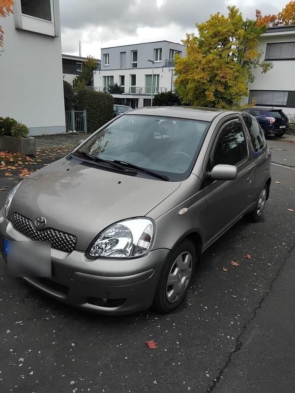 Beige Gebraucht 2004 Toyota Yaris Sol Kleinwagen | 1.700 € (Fairer Preis) - Bild 1/4