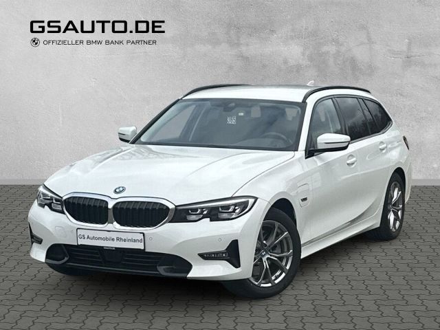 Alpinweiss iii (weiss) Gebraucht 2022 BMW 320e Sport Line Kombi | 30.400 € (Fairer Preis) - Bild 1/3