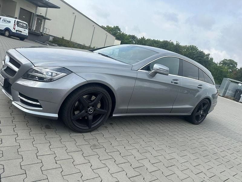 Grau Gebraucht 2014 Mercedes CLS350 Shooting Brake AMG line Kombi | 26.990 € (Etwas zu teuer) - Bild 1/4
