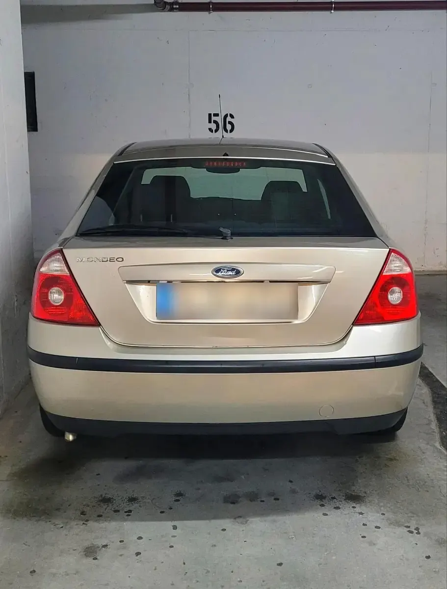 Usado Ford Mondeo Ghia 125 CV (91 kW) 2005 Plateado Berlina