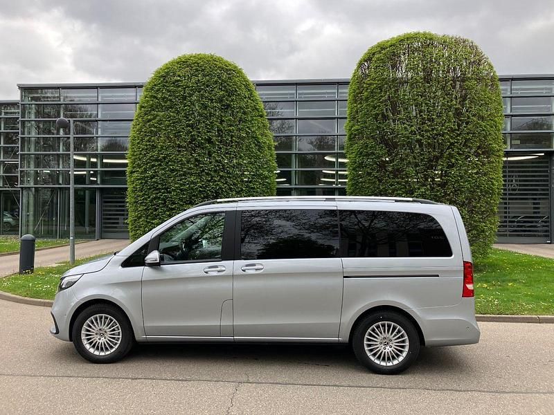 Gebraucht Mercedes V220 163 PS (119 kW) 2025 Silber Van / Kleinbus