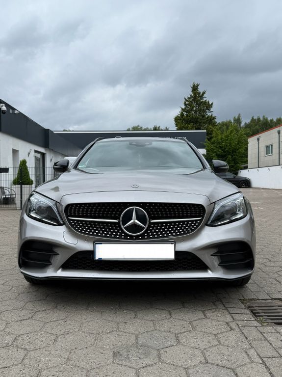 Silber Gebraucht 2020 Mercedes C300e AMG line Limousine | 23.900 € (Fairer Preis) - Bild 1/4