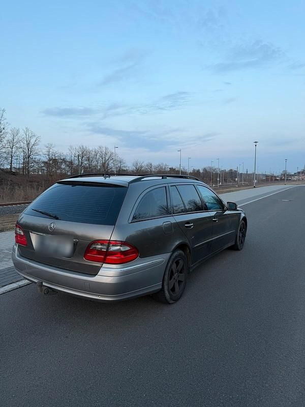 Gebraucht Mercedes E220 Avantgarde 170 PS (125 kW) 2007 Grau Kombi