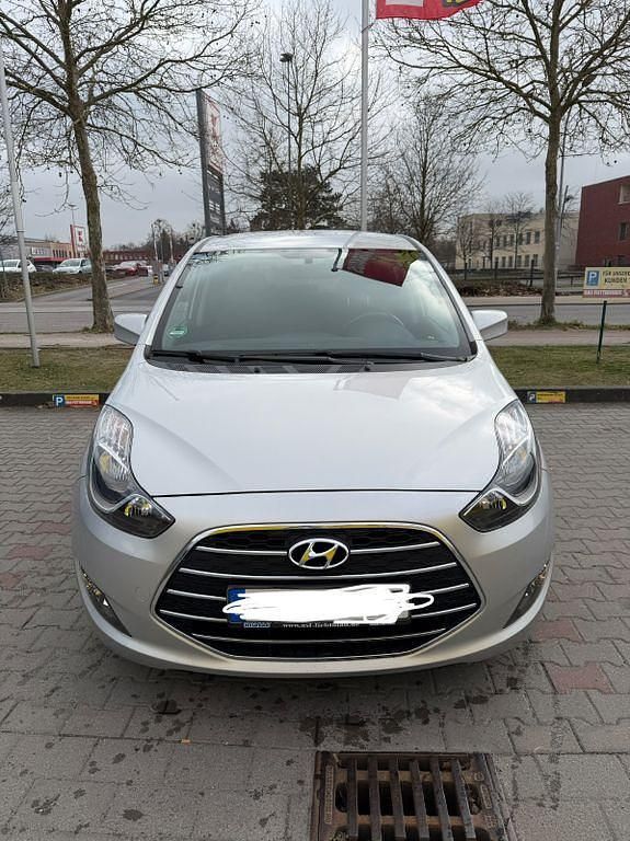 Gebraucht Hyundai ix20 125 PS (91 kW) 2016 Silber Kleinwagen