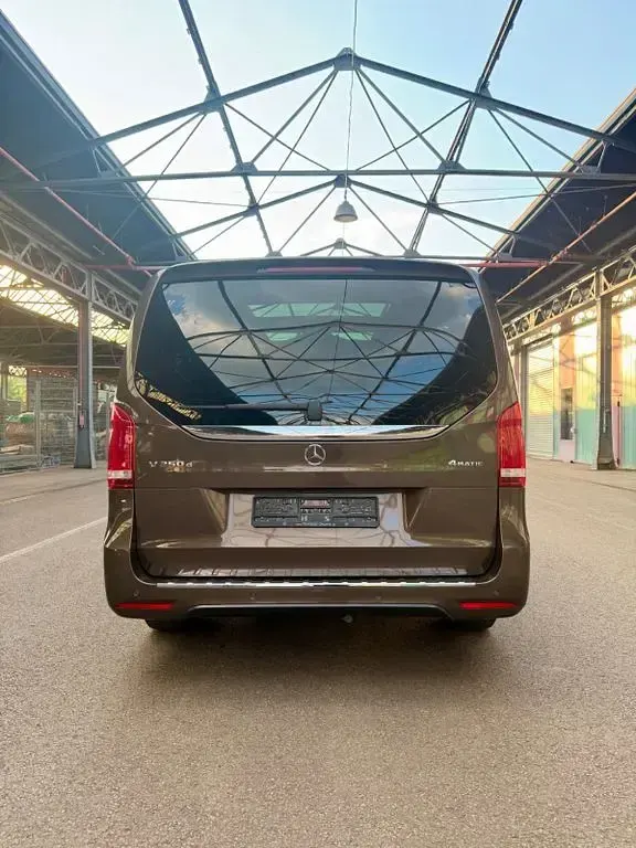 Gebraucht Mercedes V220 Avantgarde Edition 190 PS (139 kW) 2018 Braun Van / Kleinbus