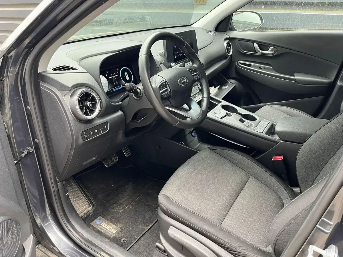 Gebraucht Hyundai Kona Select 100 kW (136 PS) 2023 Schwarz SUV