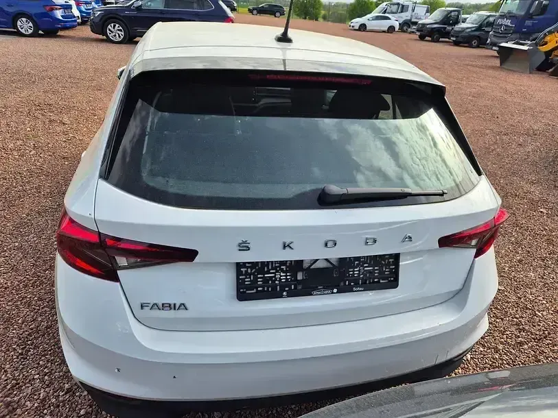 Gebraucht Skoda Fabia Active 65 PS (47 kW) 2023 Candyweiss Kleinwagen