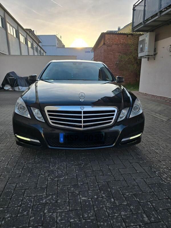 Schwarz Gebraucht 2010 Mercedes E220 Avantgarde Limousine | 7.100 € (Guter Preis) - Bild 1/4