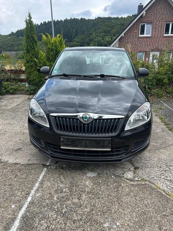 Schwarz Gebraucht 2010 Skoda Fabia Limousine | 3.750 € (Etwas zu teuer) - Bild 1/4
