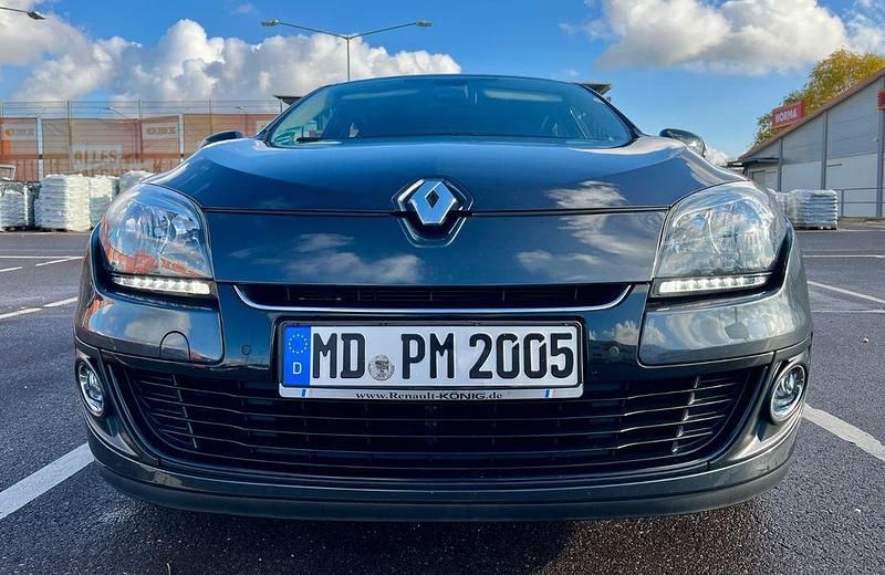 Grau Gebraucht 2013 Renault Mégane III Initiale Paris Limousine | 5.999 € (Fairer Preis) - Bild 1/4