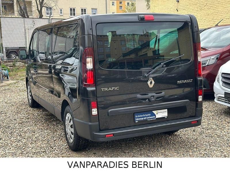 Second-hand Renault Trafic Expression 125 CP (91 kW) 2016 Negru Monovolum