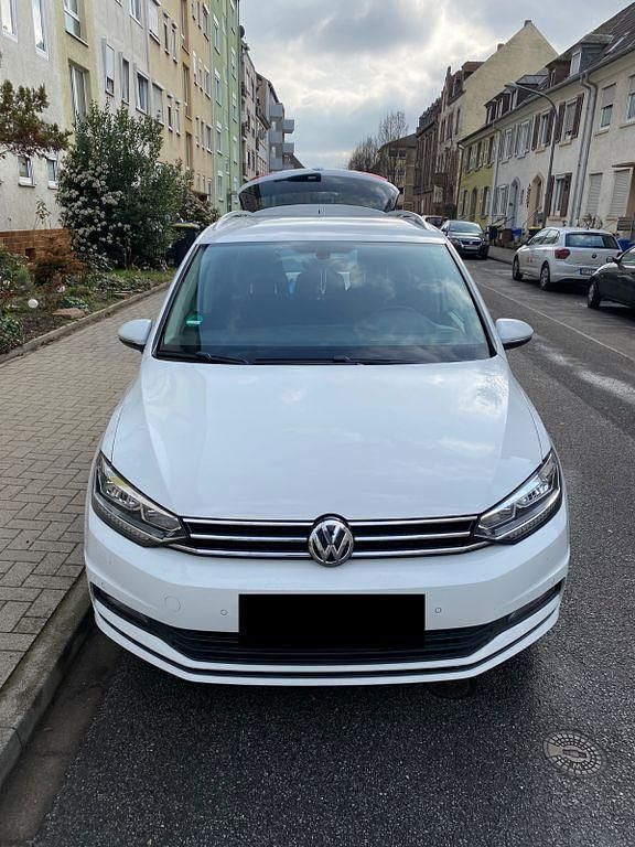 Weiß Gebraucht 2017 VW Touran Highline Van / Kleinbus | 12.300 € (Etwas zu teuer) - Bild 1/4