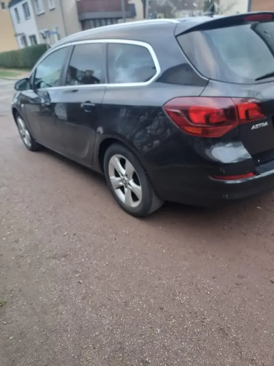 Usado Opel Astra 130 HP (95 kW) 2012 Preto Carrinha