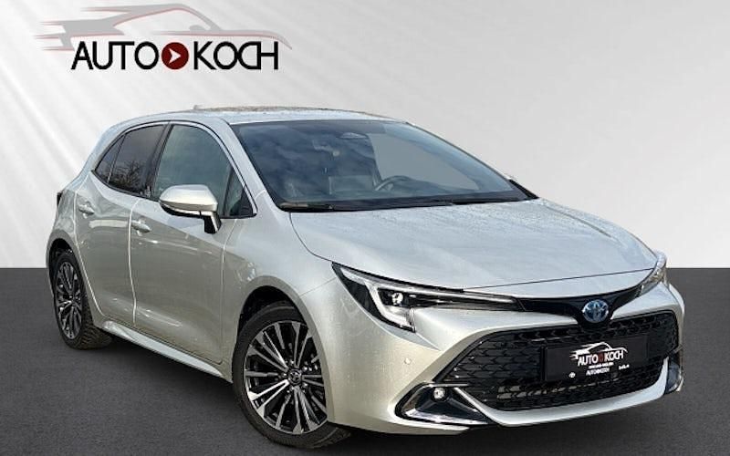 Silber Gebraucht 2024 Toyota Corolla Team Limousine | 28.490 € (Fairer Preis) - Bild 1/4