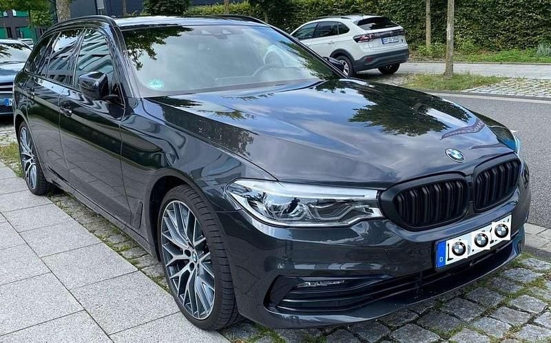 Grau Gebraucht 2019 BMW 540 Sport Line Kombi | 31.999 € (Superpreis) - Bild 1/4