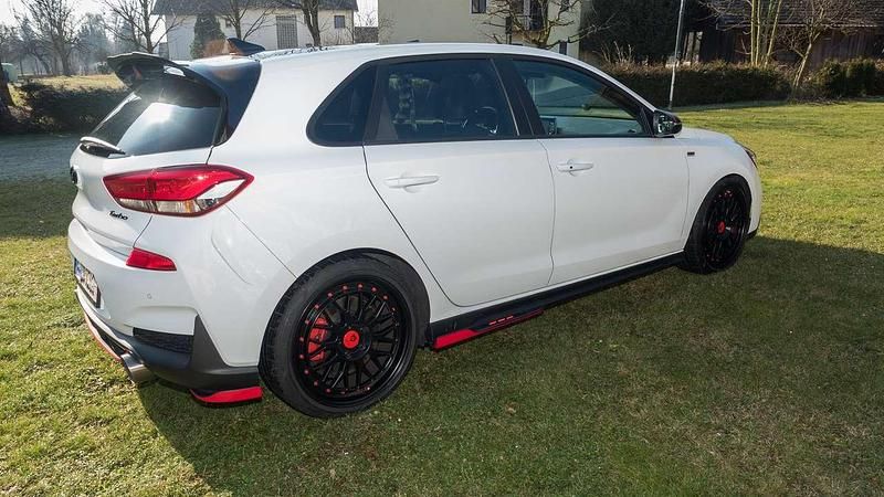 Weiß Gebraucht 2019 Hyundai i30 N Performance Limousine | 29.000 € - Bild 1/4